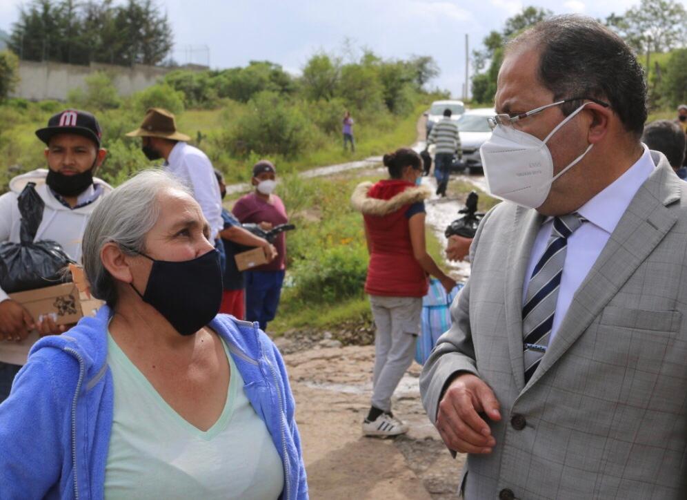 José Luis Téllez visitó la localidad de El Puerto de Cuitareo, informó del comportamiento en las últimas semanas del COVID-19 y entregó paquetes de alimento en beneficio de las familias