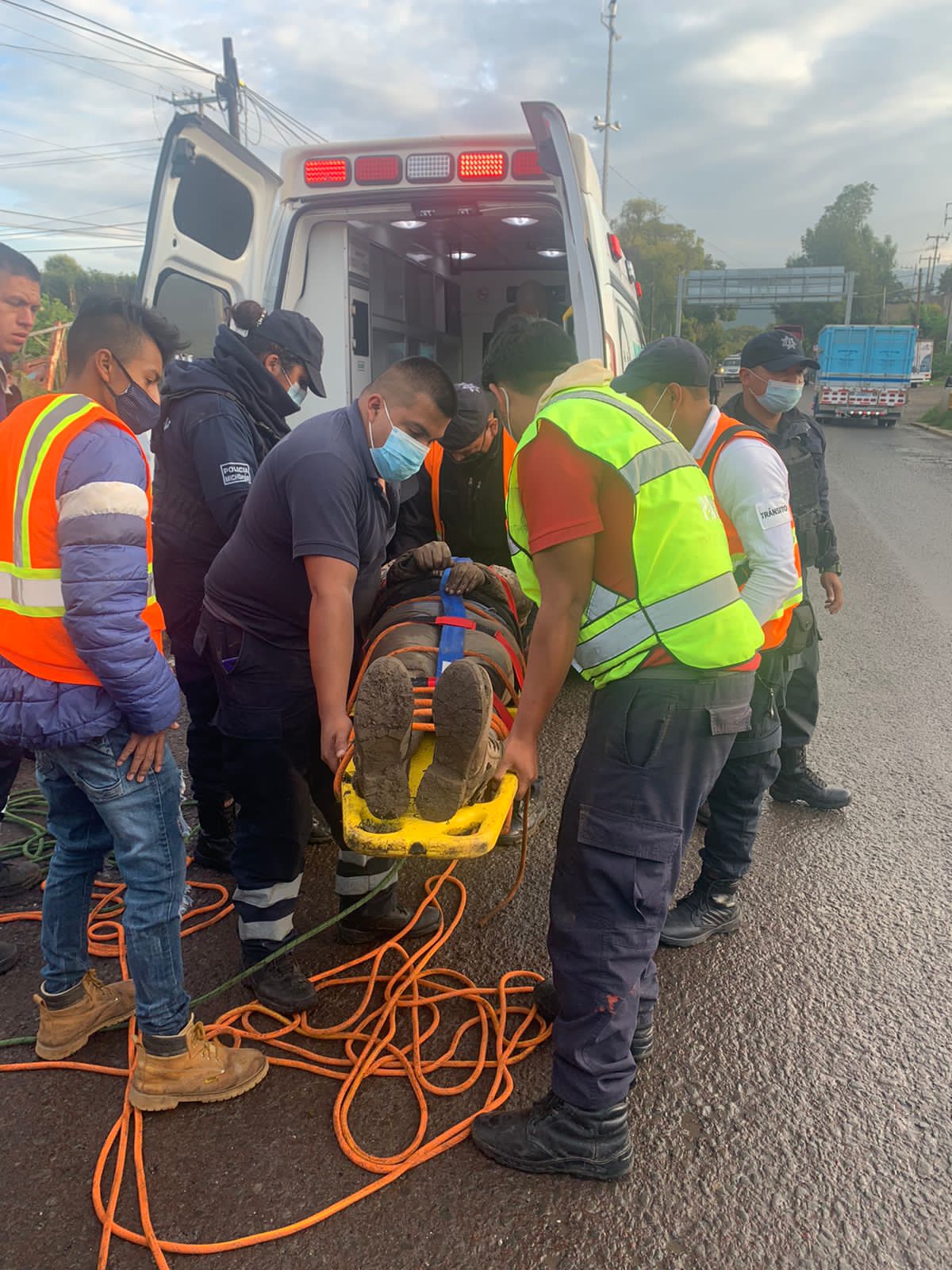 Joven mujer cae a barranco de 40 metros de profundidad y fue rescatada con vida por Bomberos de Zitácuaro