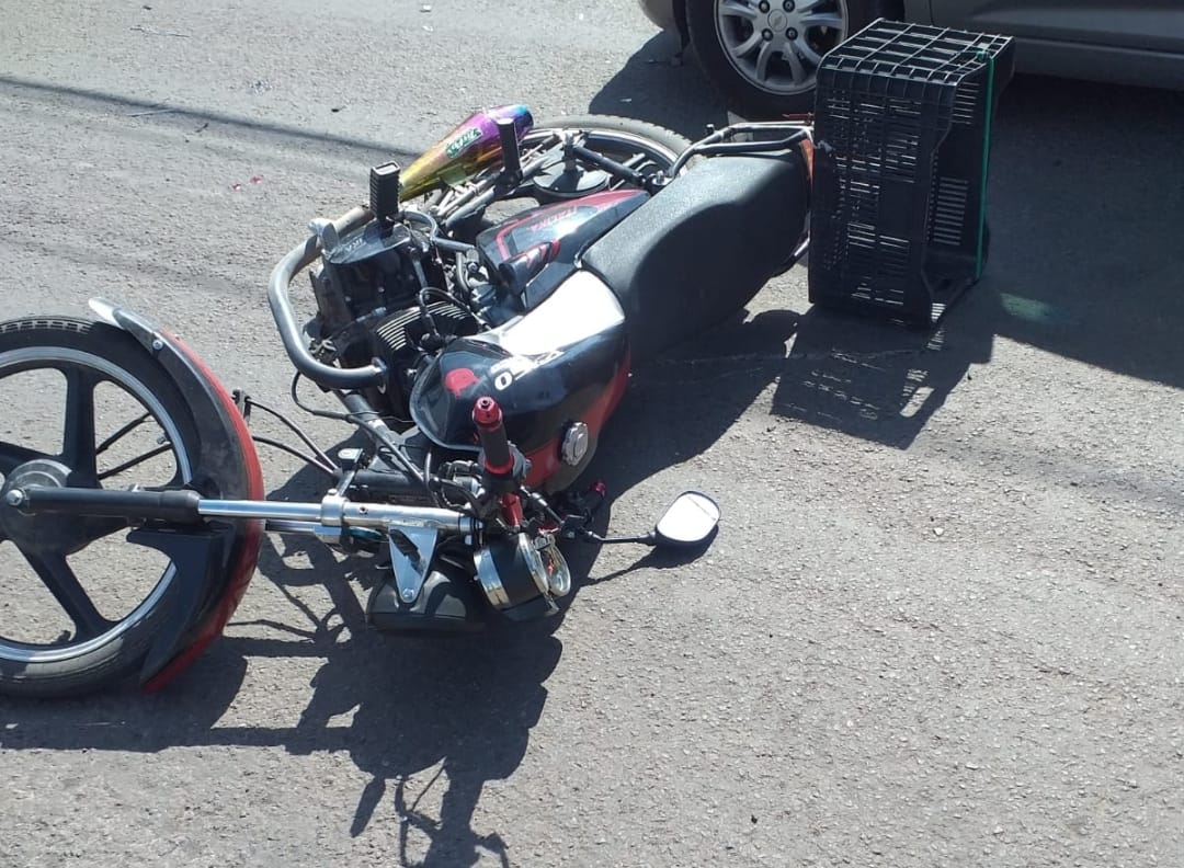 Accidente automovilístico entre un automóvil y una motocicleta, en el boulevard Adrián Peña Soto esquina con Avenida Morelos