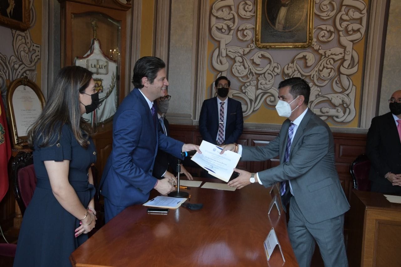 Entrega Alfonso Martínez nombramientos a Gabinete y toma protesta a Secretario del Ayuntamiento y Tesorero