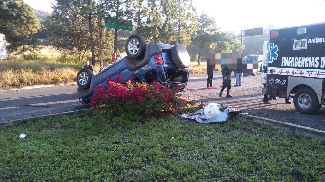 Chocan dos camionetas en el Libramiento Norte; una de ellas volcó