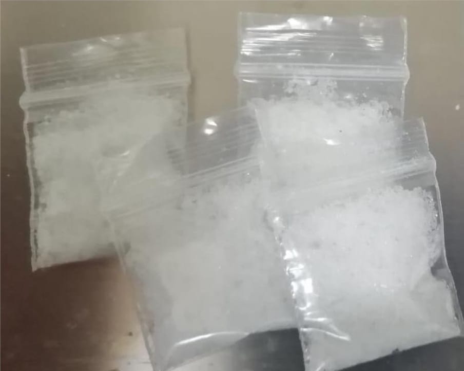 Detiene SSP a dos en posesión de envoltorios con sustancia al parecer metanfetamina