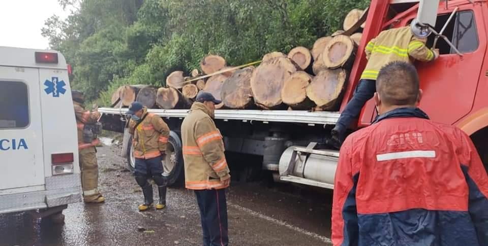 Conductor de una camión tortón que transportaba trozos de madera, perdió el control al quedarse sin frenos y salió de la autopista Zitácuaro – Lengua de Vaca