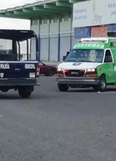 Al interior del mercado Mega Abastos, sicarios atacaron a balazos a padre e hijo; un muerto