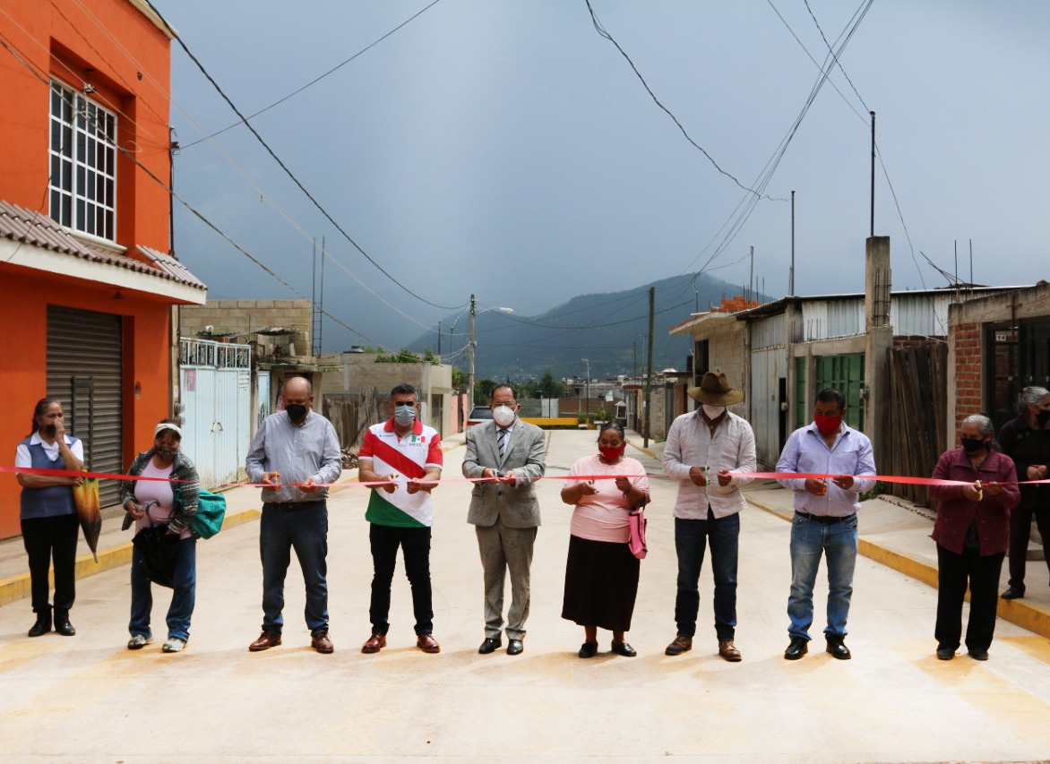 José Luis Téllez inauguró la pavimentación de la calle Privada de Primavera