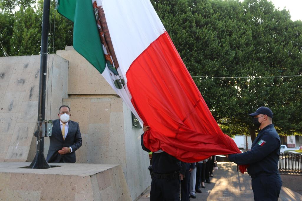 José Luis Téllez Presidió acto de izamiento de bandera, al conmemorar el 256 aniversario del natalicio del Generalísimo Don José Ma. Morelos y Pavón