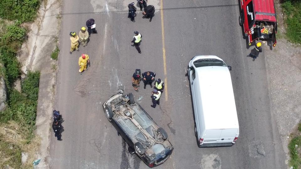3 personas resultaron lesionadas al volcar un automóvil en el Libramiento Norte de  Cd. Hidalgo