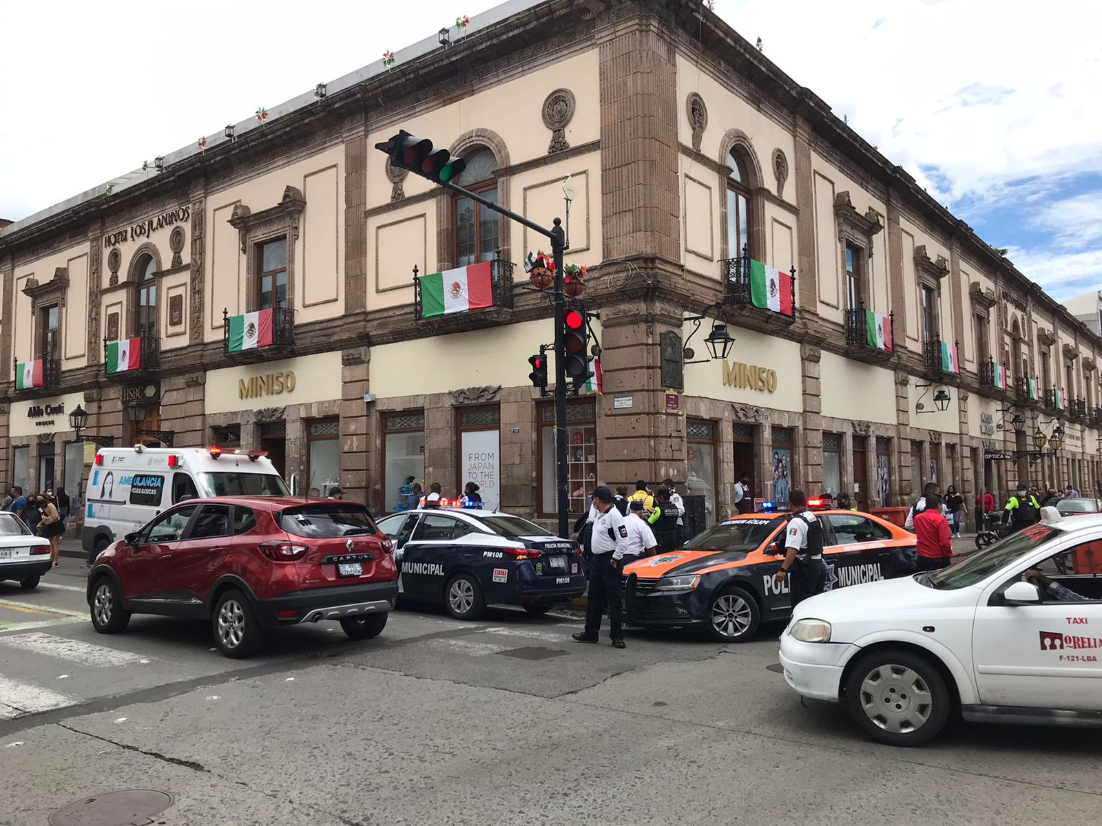 Policías Municipales auxiliaron a una mujer que estaba a punto de dar a luz, en pleno centro