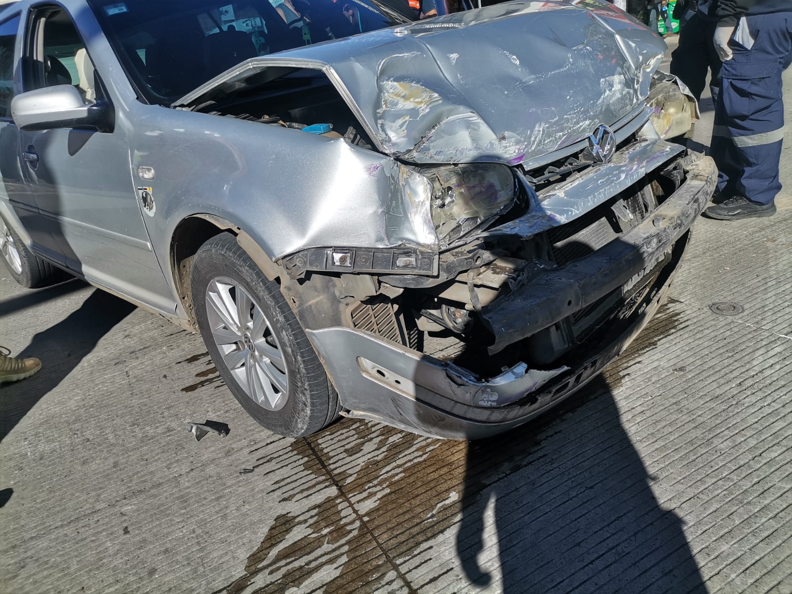 Chocan dos vehículos en la Calle Revolución y Degollado en Zitácuaro