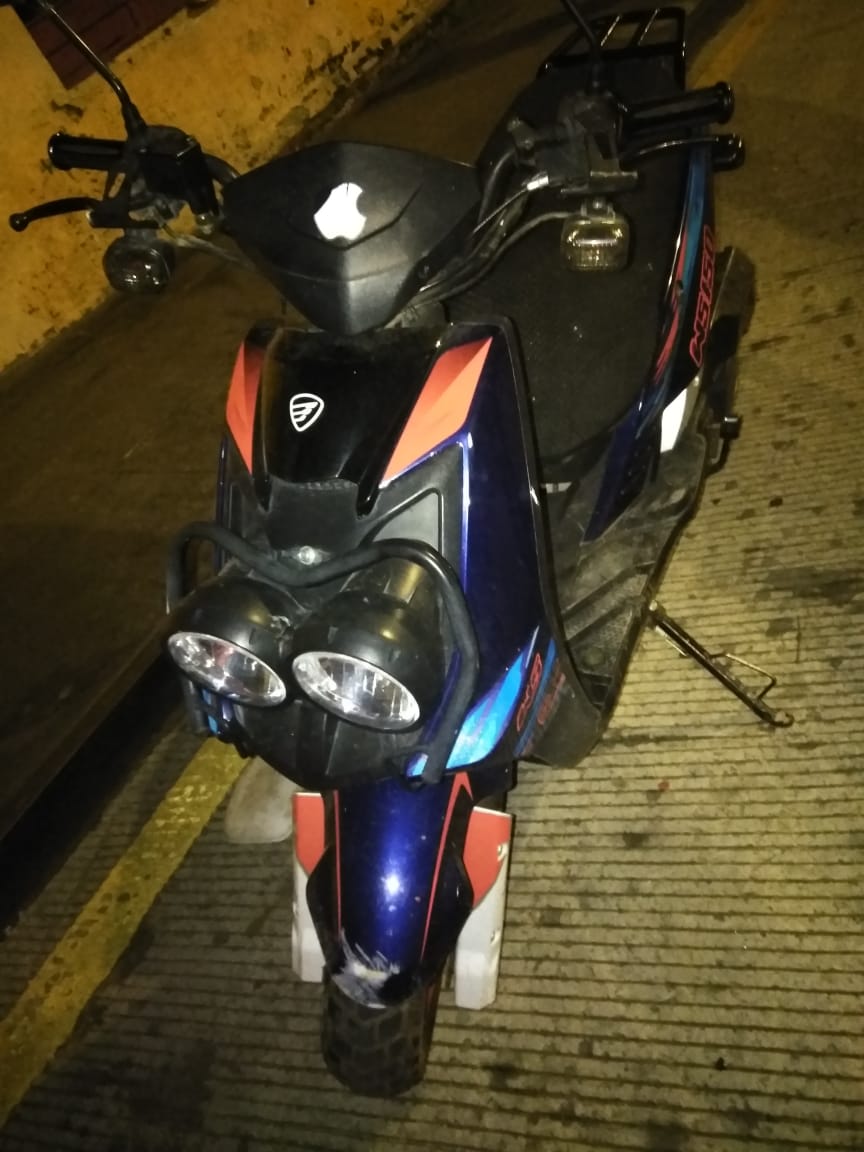 Joven resultó lesionado al derrapar su motocicleta