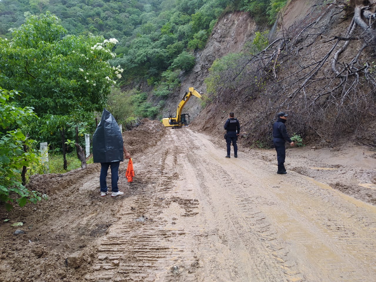 SSP garantiza seguridad vial ante derrumbe en la carretera Tumbiscatío- Cuatro Caminos