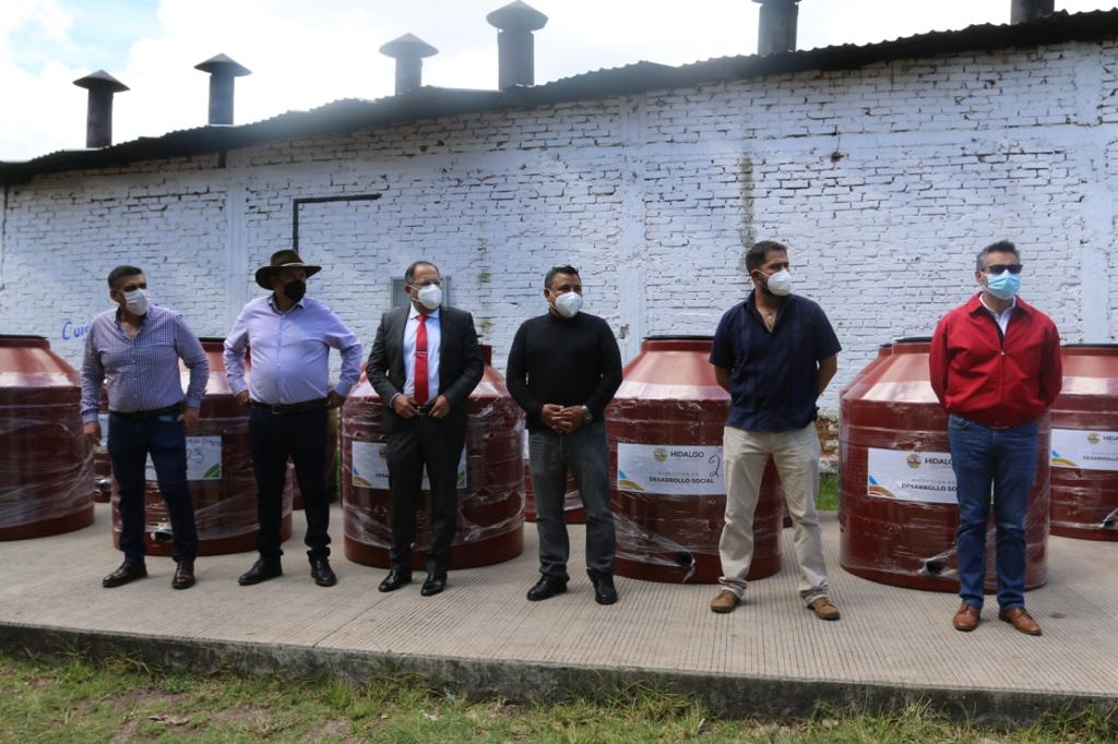 José Luis Téllez entregó 73 tinacos dentro del Programa de Material Subsidiado