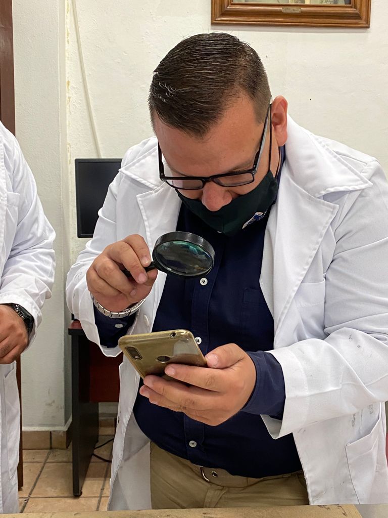 Se capacita FGE en análisis y revelado de material lofoscópico