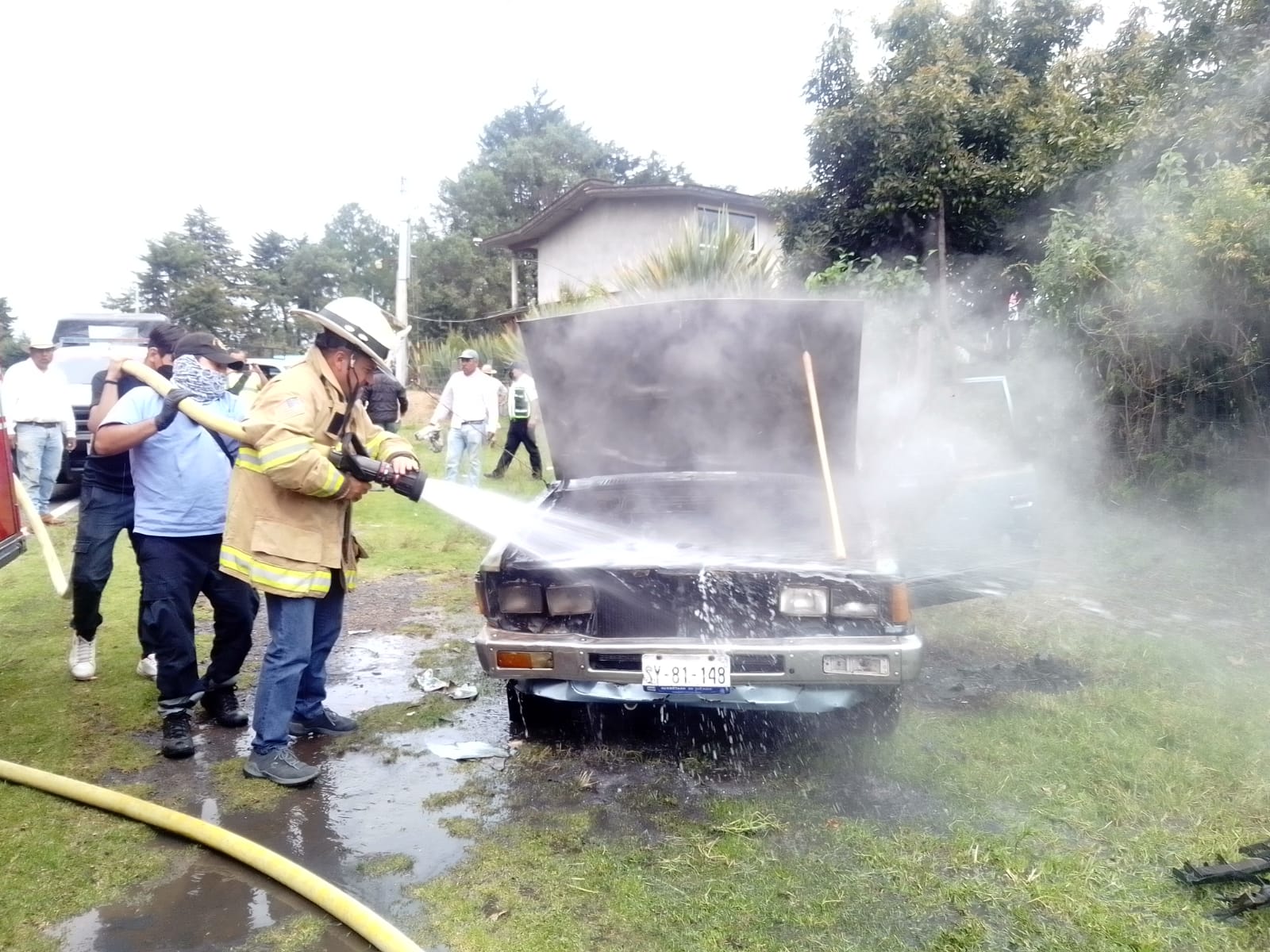 Daños materiales en incendio de camioneta en Macho de Agua