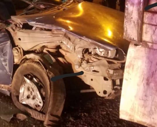 Daños materiales al chocar un auto compacto contra plataforma en la Av. Morelos en Cd. Hidalgo