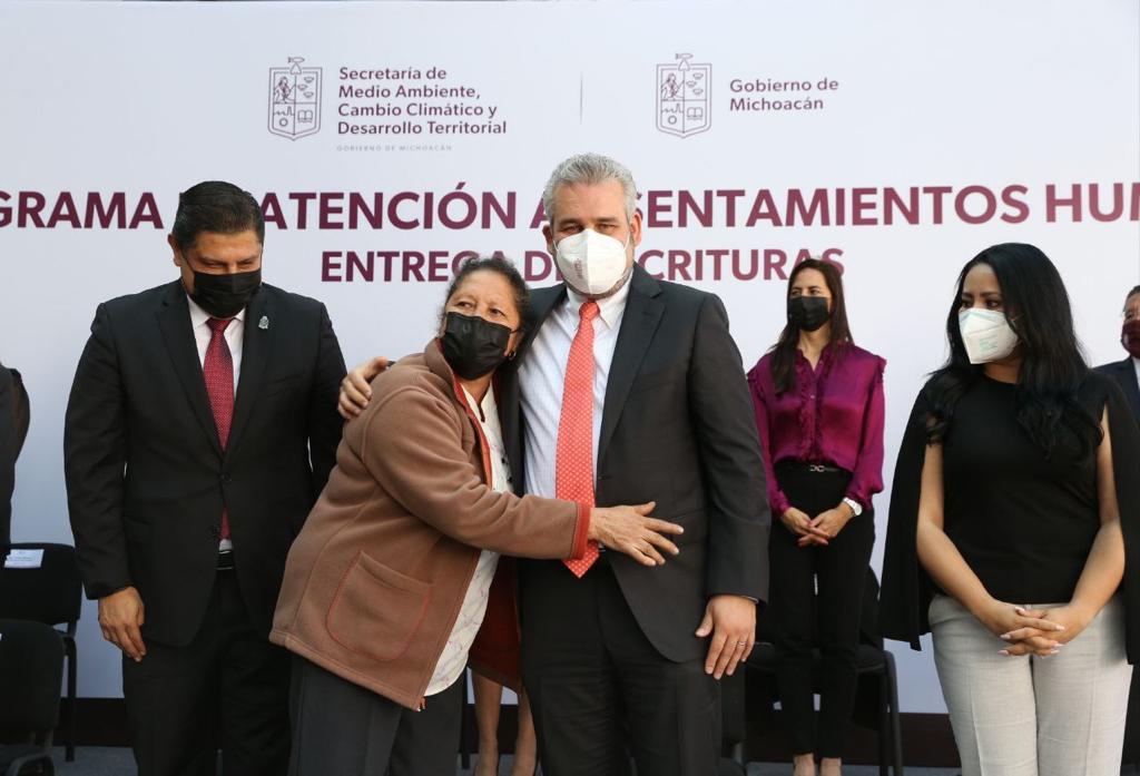 Bedolla ofrece apoyo a personas de escasos recursos para escriturar viviendas