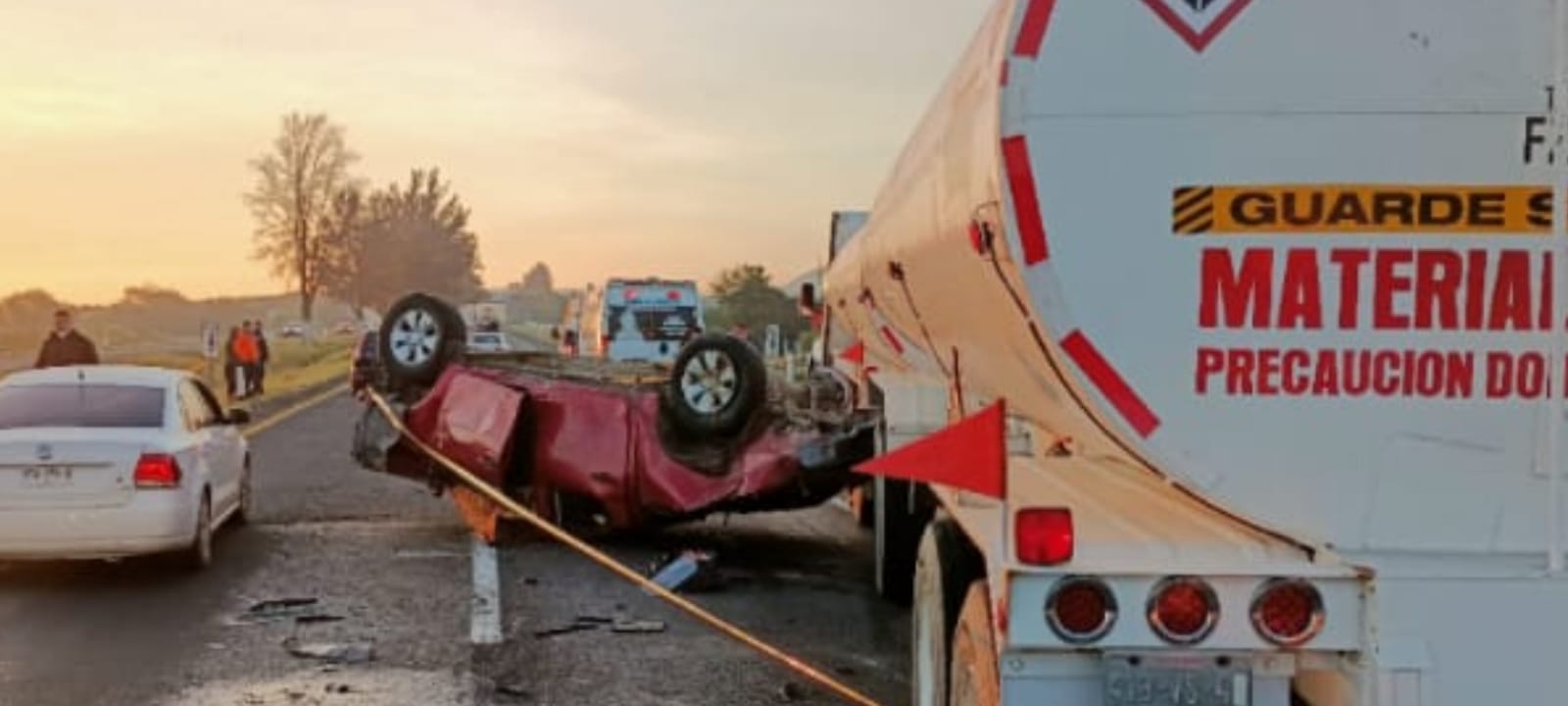Saldo de dos muertos y un lesionado al registrarse el choque de un camioneta y un tráiler doble remolque