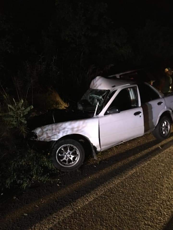 Una persona murió y dos más resultaron lesionadas en accidente automovilístico en la desviación Jungapeo.