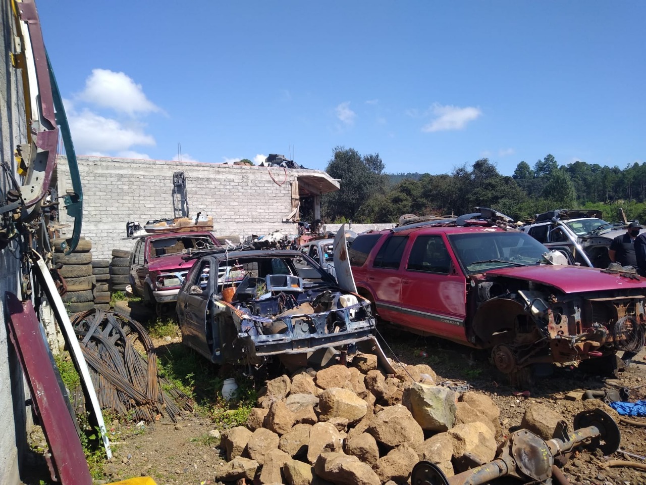 En cateo, asegura Fiscalía General seis vehículos con alteraciones en sus medios de identificación.