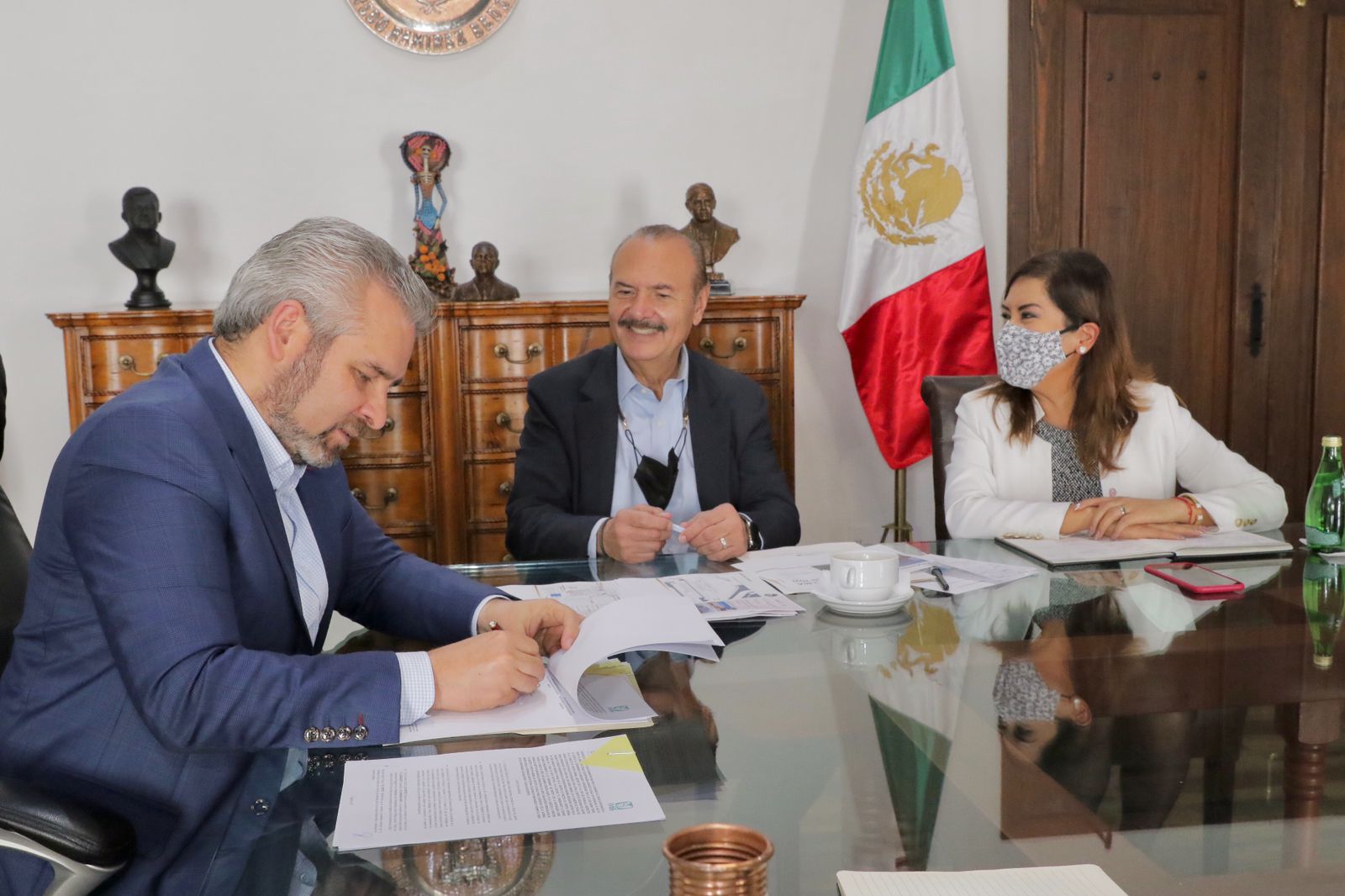 Bedolla suma esfuerzos con el IMSS para mejorar atención a pacientes en Michoacán.