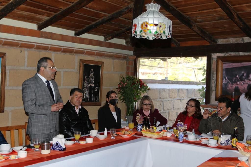 José Luis Téllez, ediles y prestadores de servicio del País de la Monarca se reunieron con el Secretario de Turismo del Estado de Michoacán, Roberto Monroy