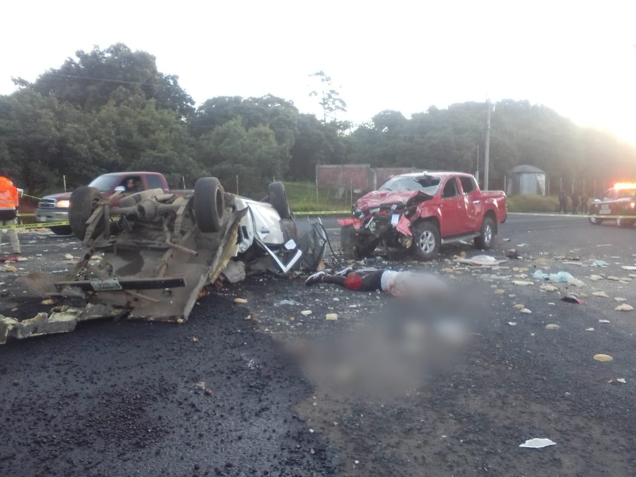 Saldo de un muerto y dos lesionados, al registrarse un choque de frente de dos camionetas