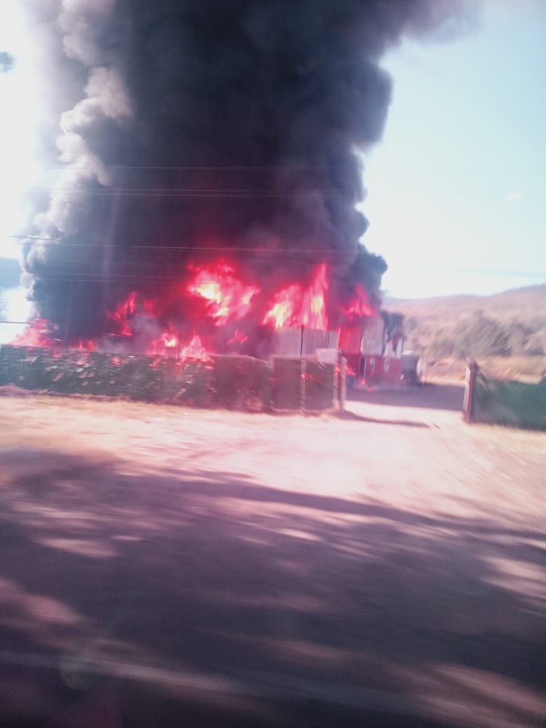 Se registra fuerte incendio en una bodega de almacenaje de resina