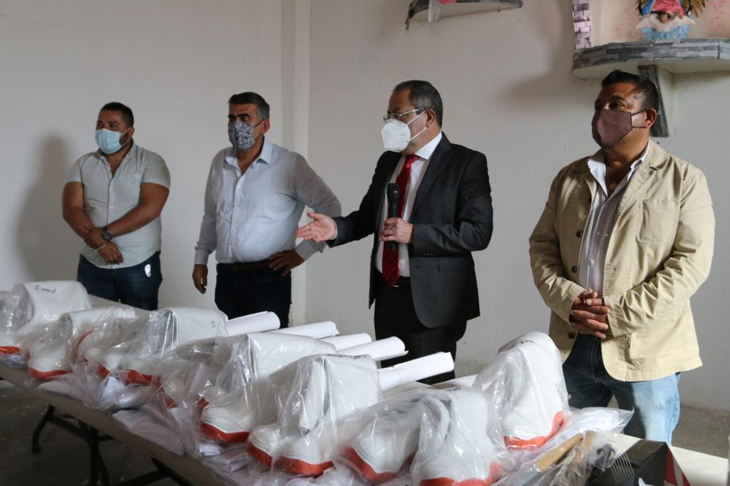José Luis Téllez acompañado de Regidores del Ayuntamiento entregó uniformes y herramienta de trabajo a personal del Rastro Municipal e inauguro el biodigestor