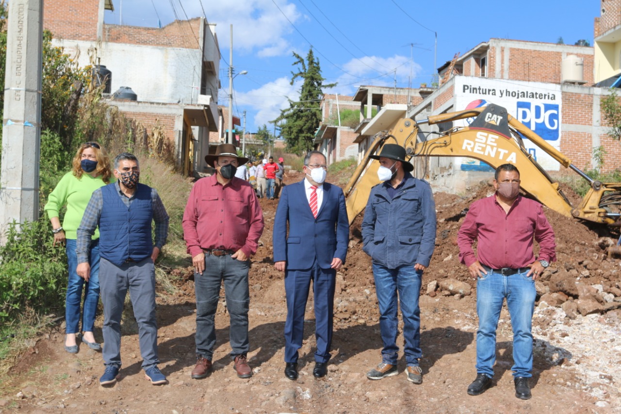 José Luis Téllez dio el banderazo de inicio a los trabajos de pavimentación de la Calle Bugambilia de la Colonia Luis Donaldo Colosio