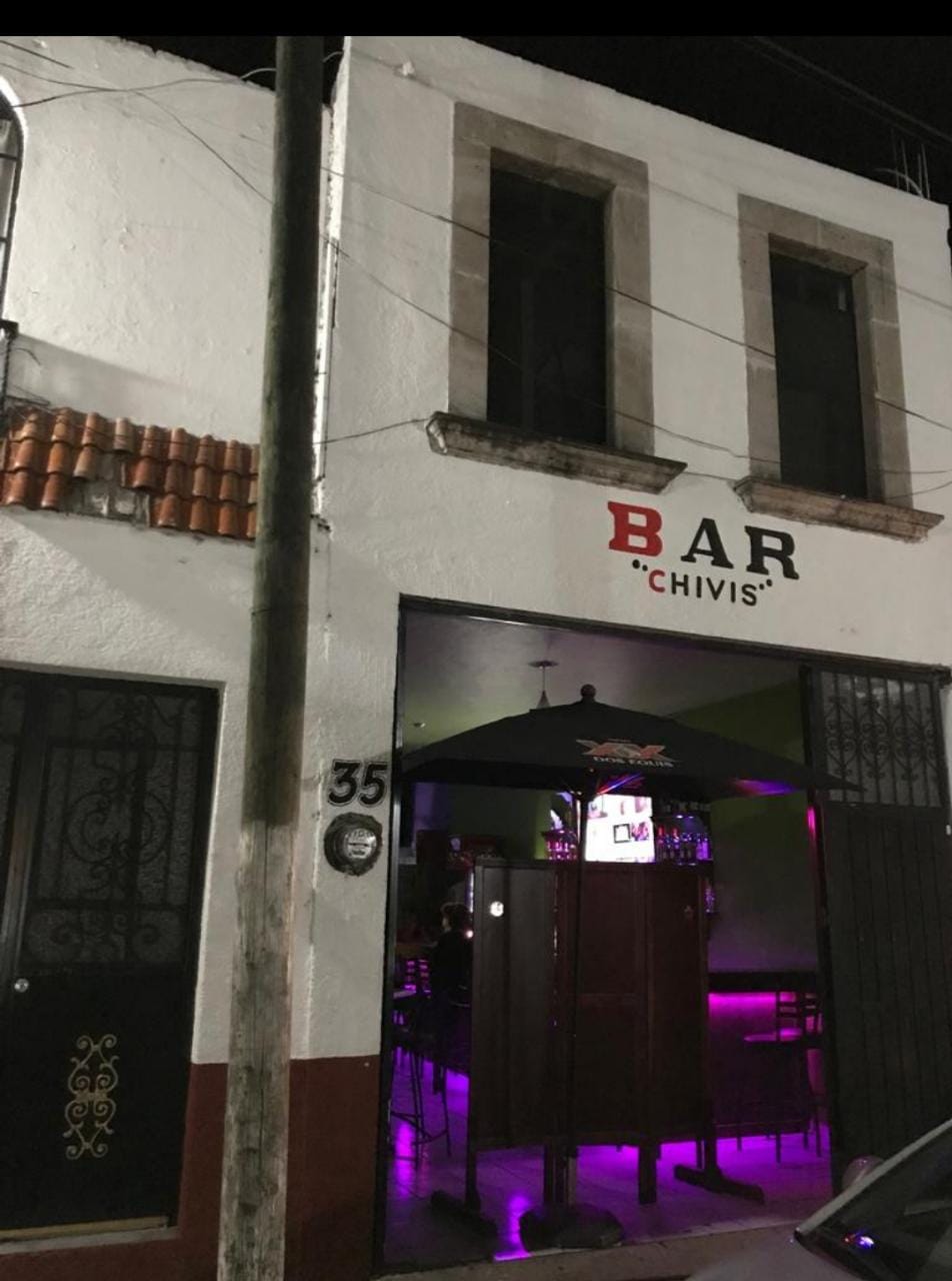 Delincuentes que portaban armas largas atacaron a un grupo de personas que se encontraban dentro de un bar en la zona Centro