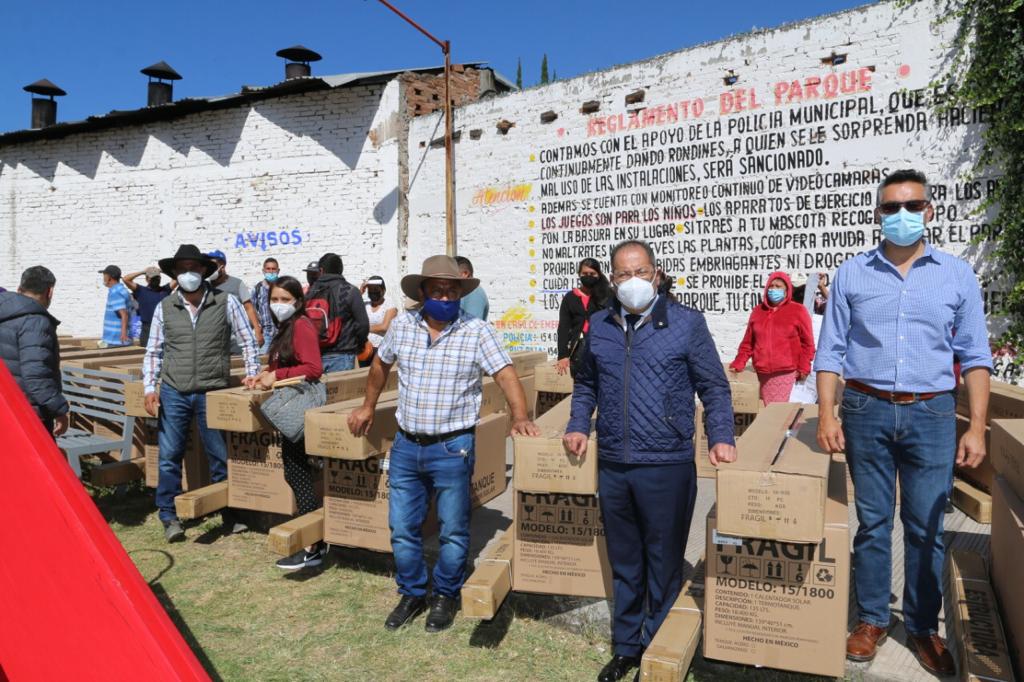 José Luis Téllez entregó  70 tinacos y 60 calentadores solares dentro del Programa Material Subsidiado