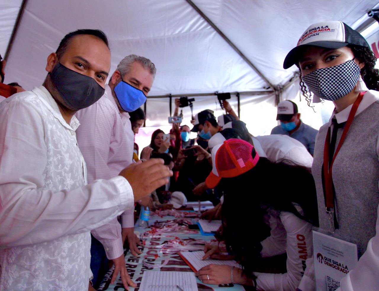Firma Bedolla a favor de consulta de ratificación de mandato