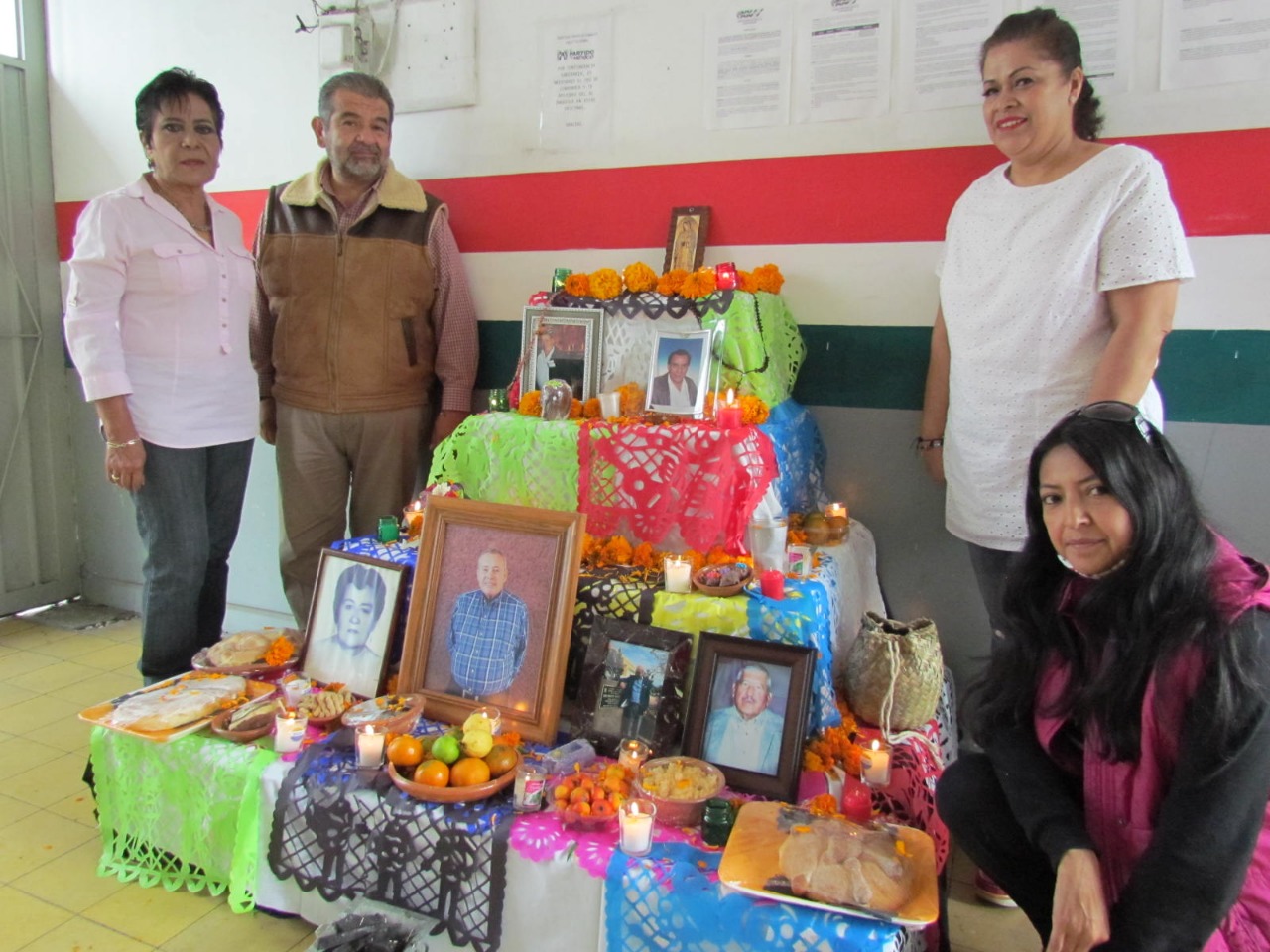 El PRI rinde homenaje a priistas fallecidos con altar de Muertos