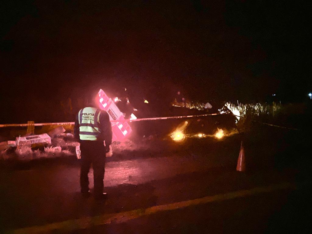 Un hombre perdió la vida al volcar un camión en el entronque a Huajúmbaro