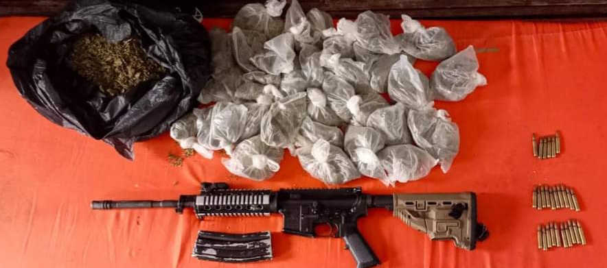 Capturan a sujeto con droga, armas y motocicleta robada