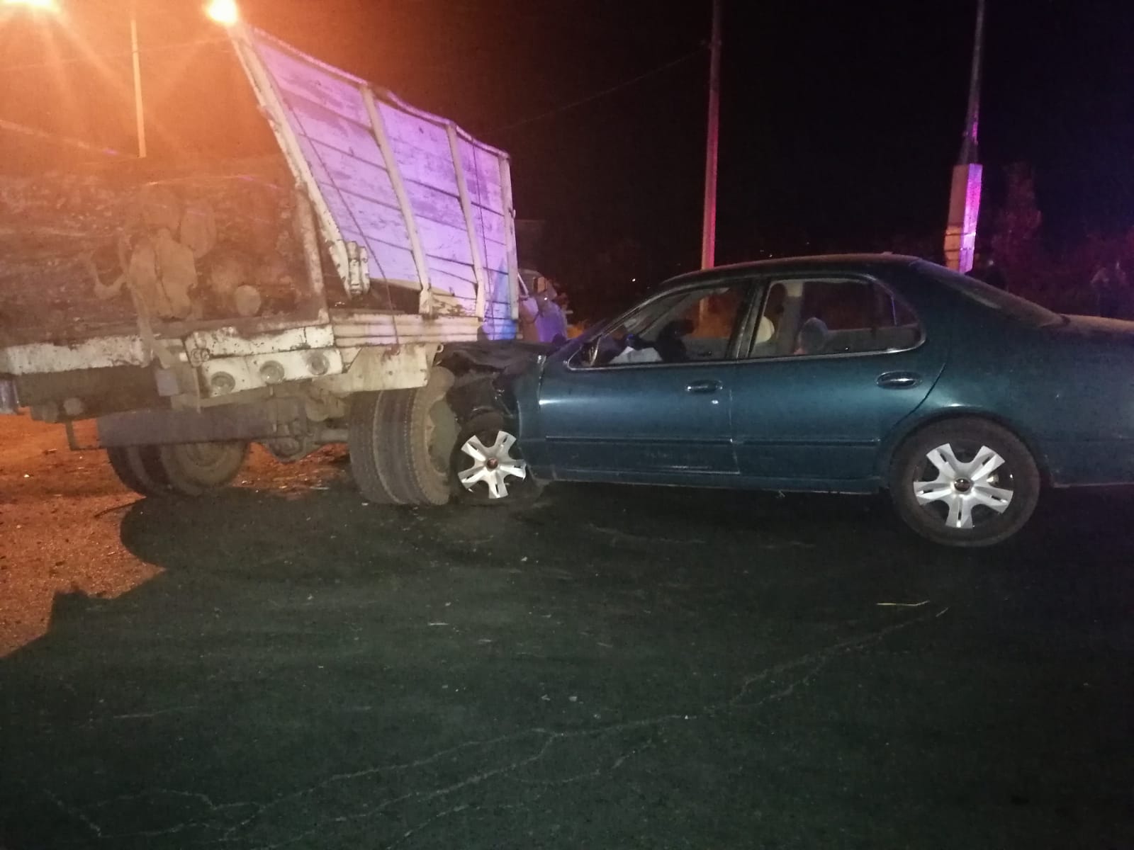 Cuatro personas resultaron lesionadas al chocar una camioneta doble rodado y un auto compacto en el Libramiento Norte de Cd. Hidalgo