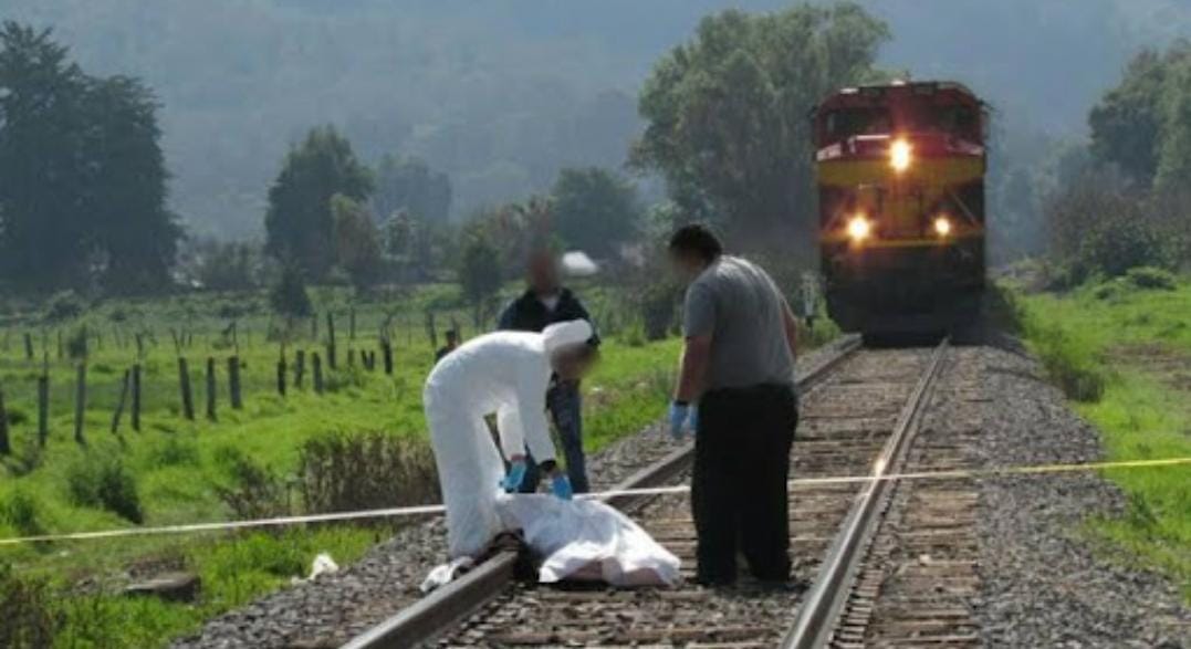 Un elemento de la Policía Municipal del municipio de Contepec que viajaba en la batea de una patrulla, perdió la vida al caer, cuando la unidad policiaca intentó ganarle el paso al tren