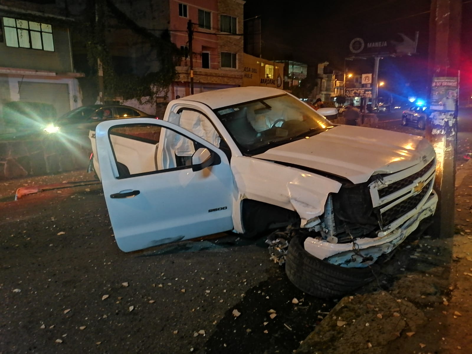 Una persona lesionada y cuantiosas perdidas materiales al chocar una camioneta contra 2 vehículos y una motocicleta en la Av. Morelos en Cd. Hidalgo.