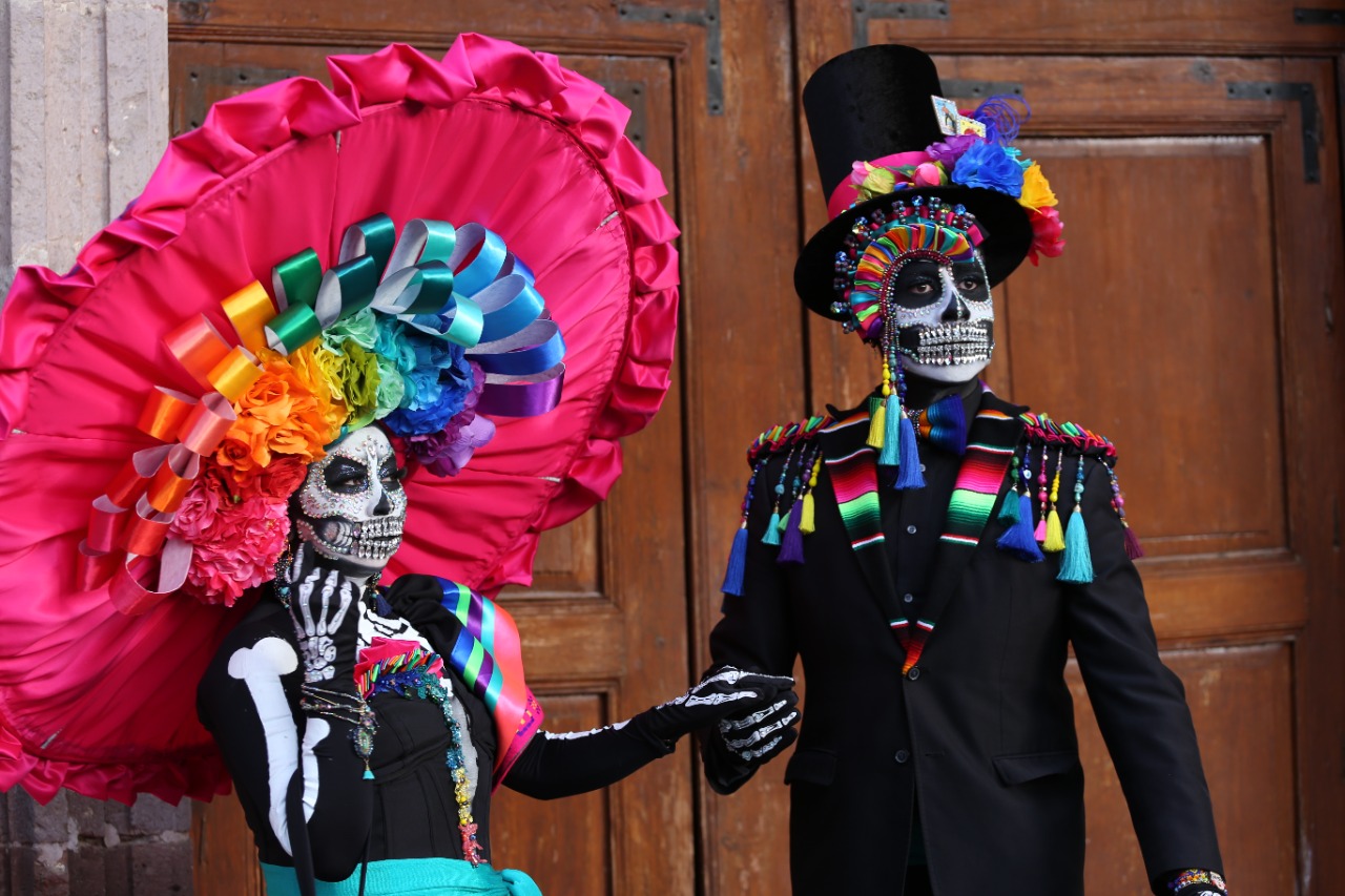 Catrín y Catrina Ciudadhidalguenses abren desfile de Catrinas 2021 en Morelia.