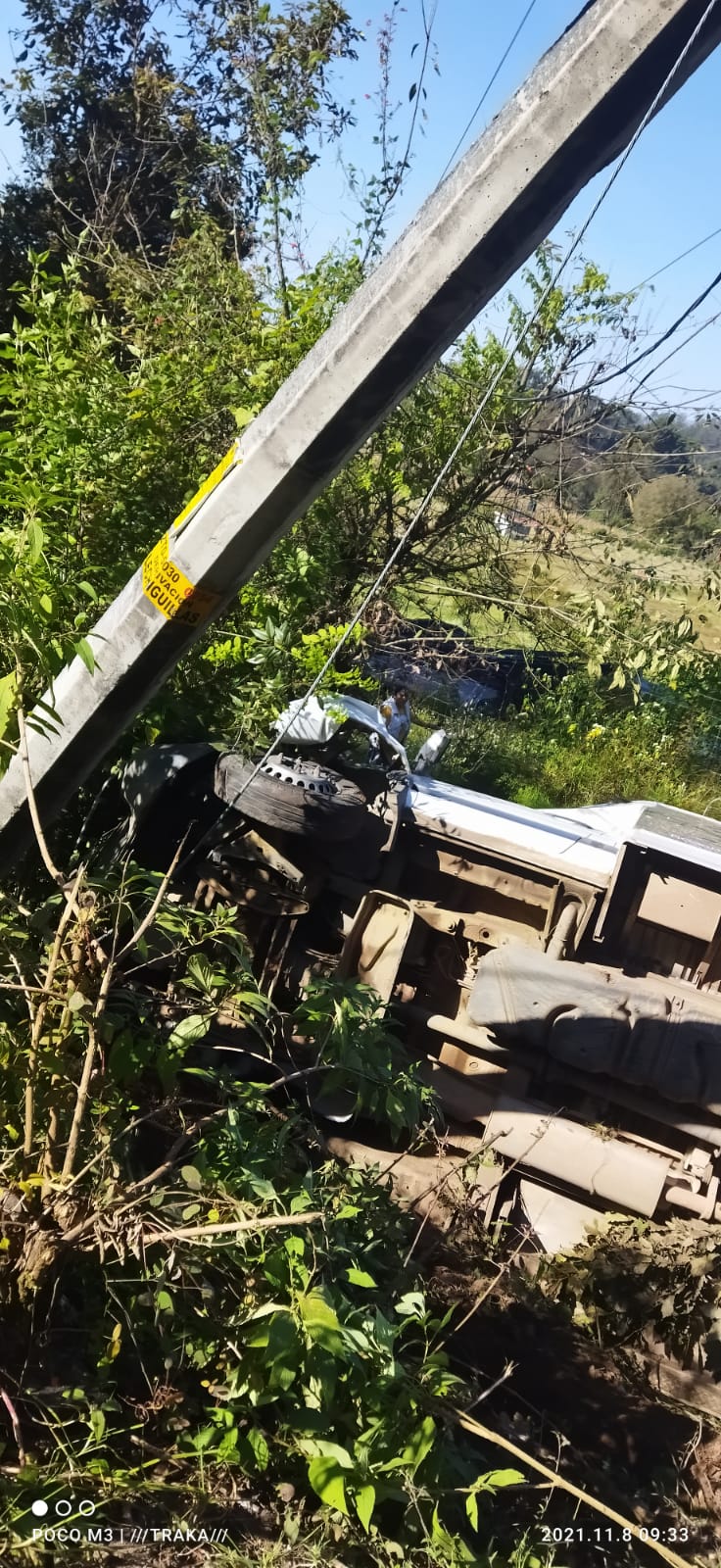 Una persona lesionada y cuantiosas perdidas materiales al volcar un una camioneta en la Carretera Zitácuaro  – Aputzio. 