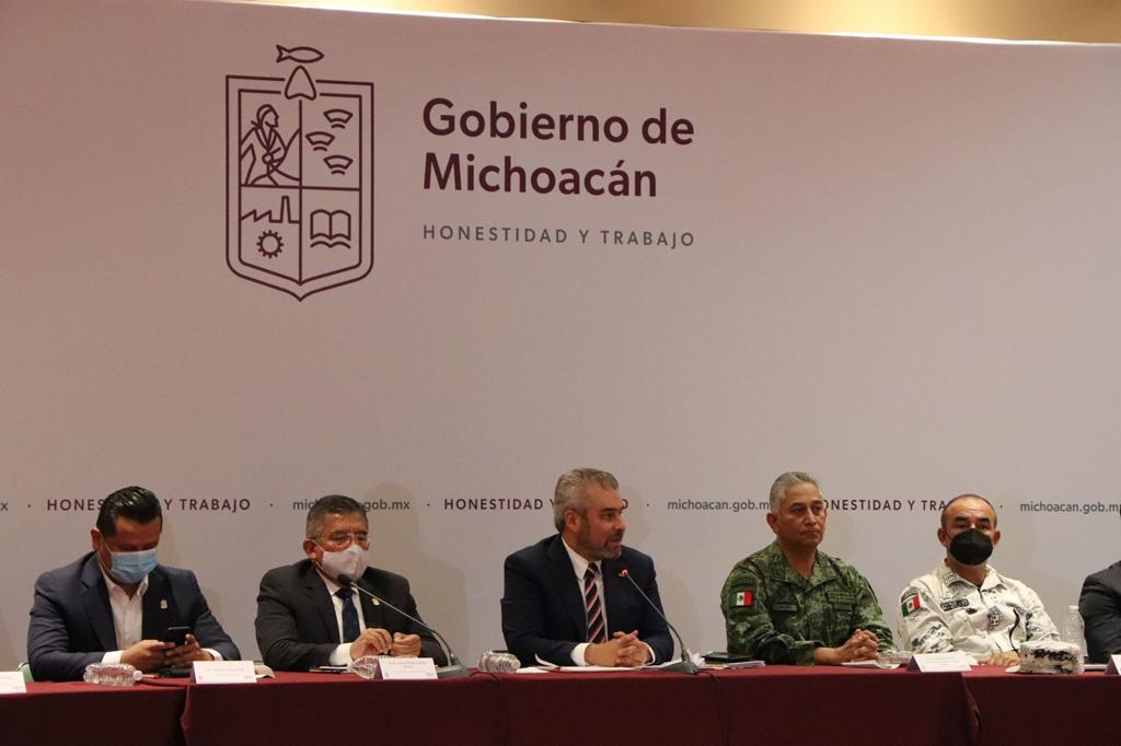 Gobernador Bedolla firma acuerdo de coordinación en seguridad con municipios.