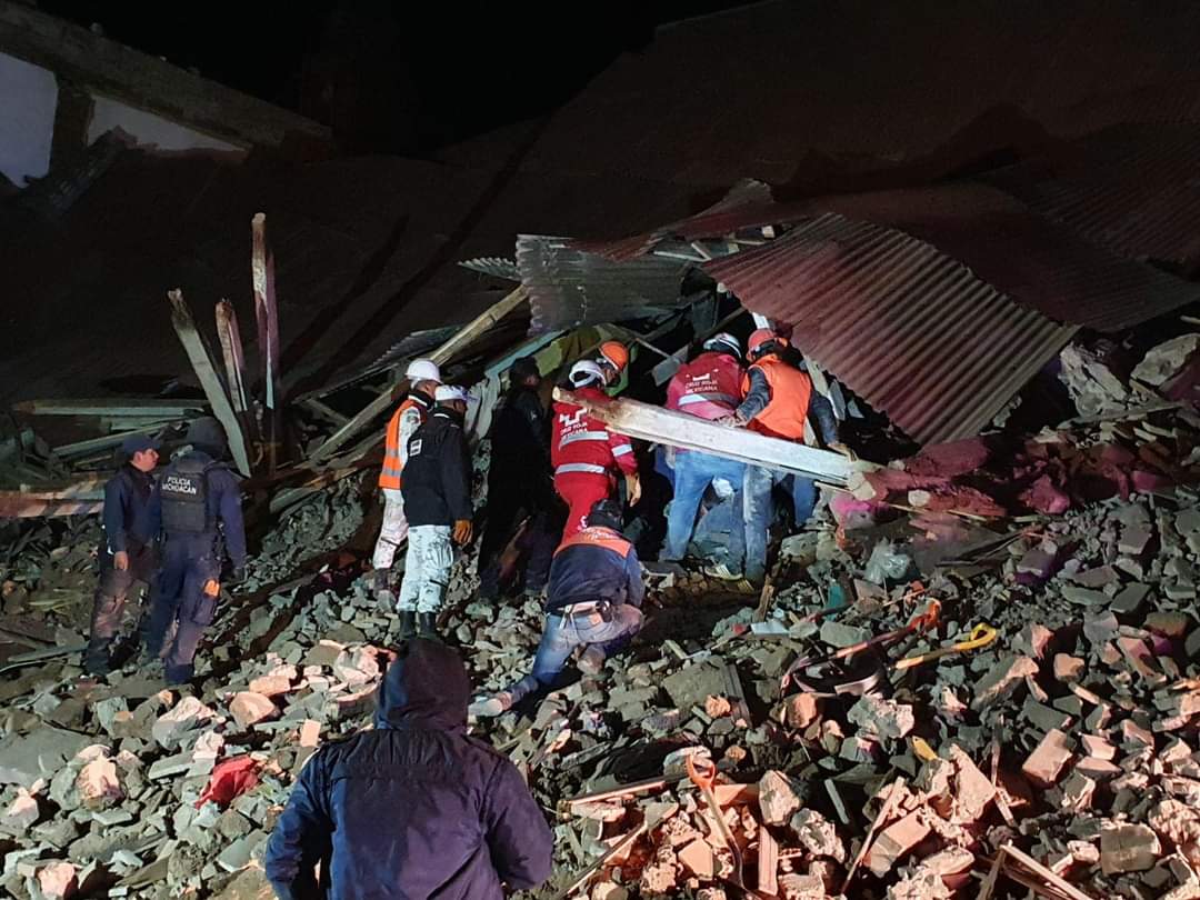 Mueren dos personas al derrumbarse una casona en Tlalpujahua.