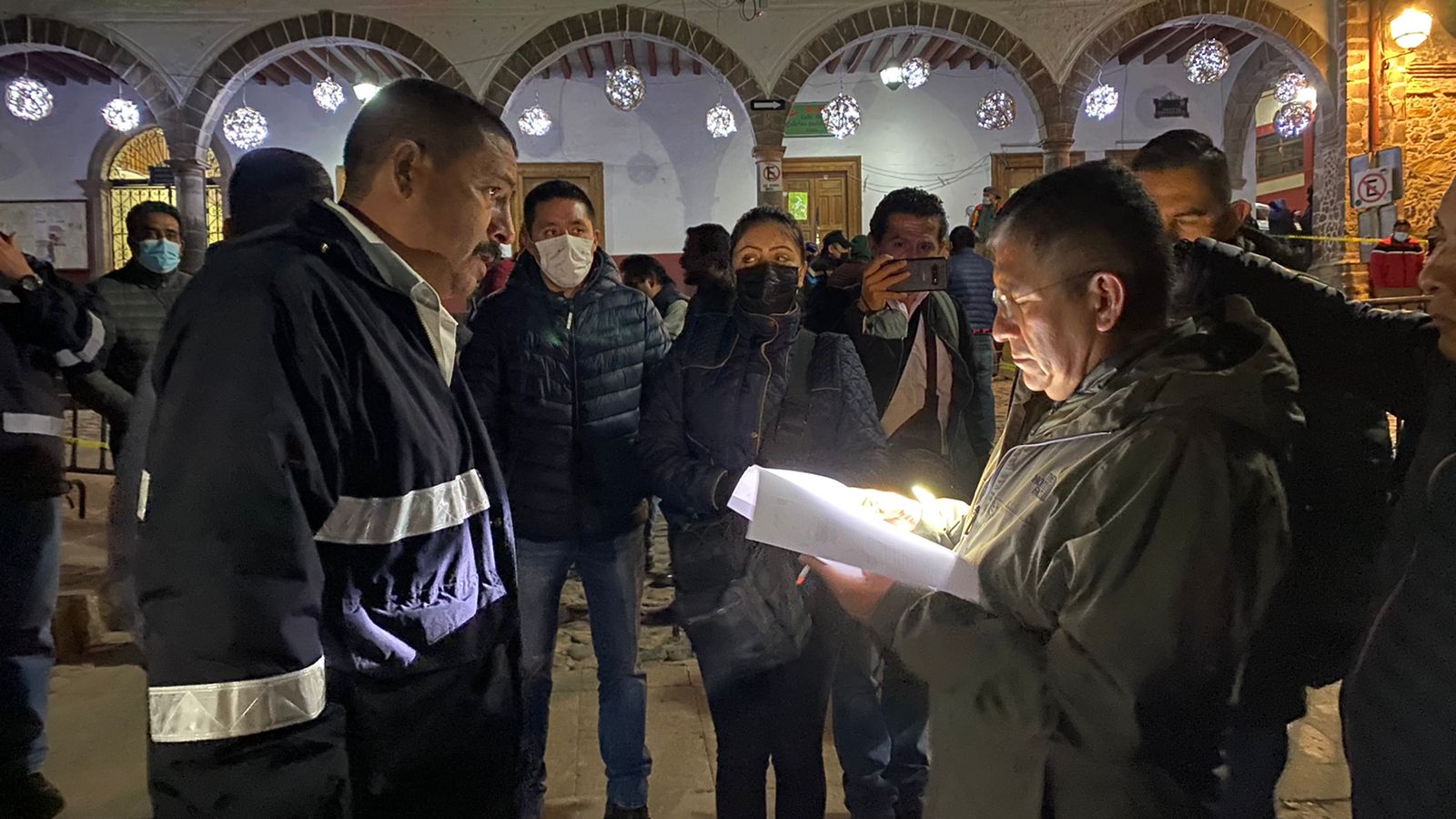 Ante derrumbe de casa en Tlalpujahua, titular de la SSP recorre la zona.