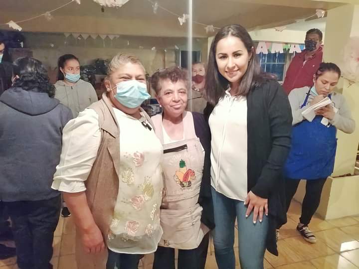 Gloria Tapia se reúne con comerciantes de Zitácuaro.