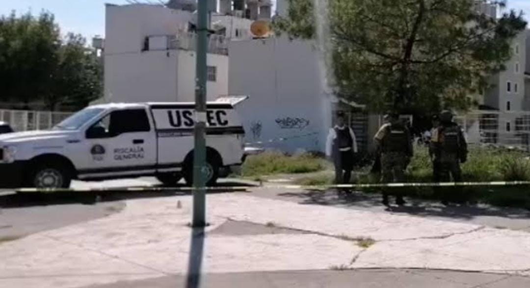 Asesinan a 3 hombres y a una mujer en el interior de un departamento en Morelia.