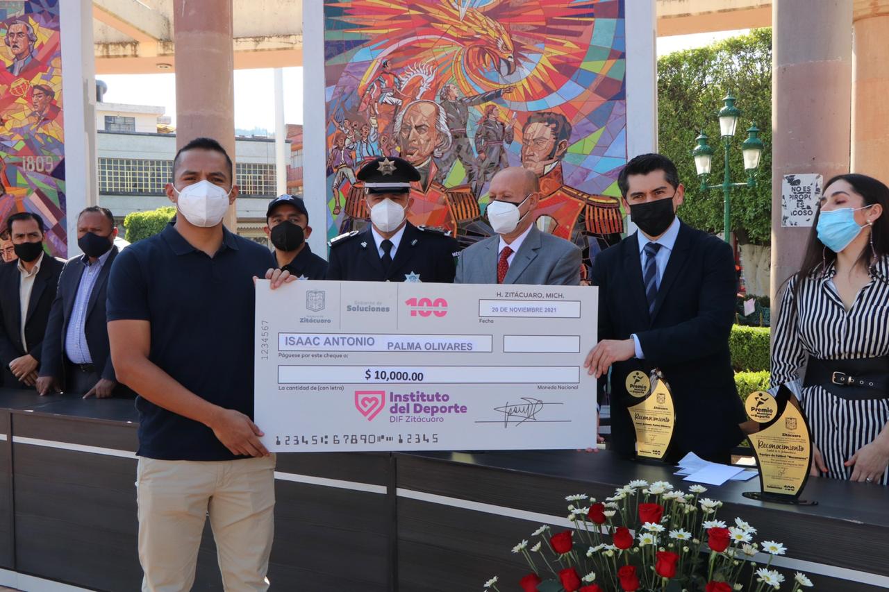 Entrega Toño Ixtláhuac Premio Municipal del Deporte 2021 a Isaac Palma Olivares.