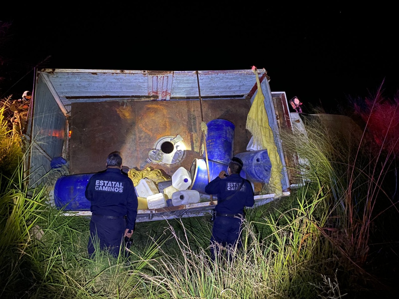 Tras persecución, Policía Michoacán asegura dos vehículos empleados para el “huachicol”.