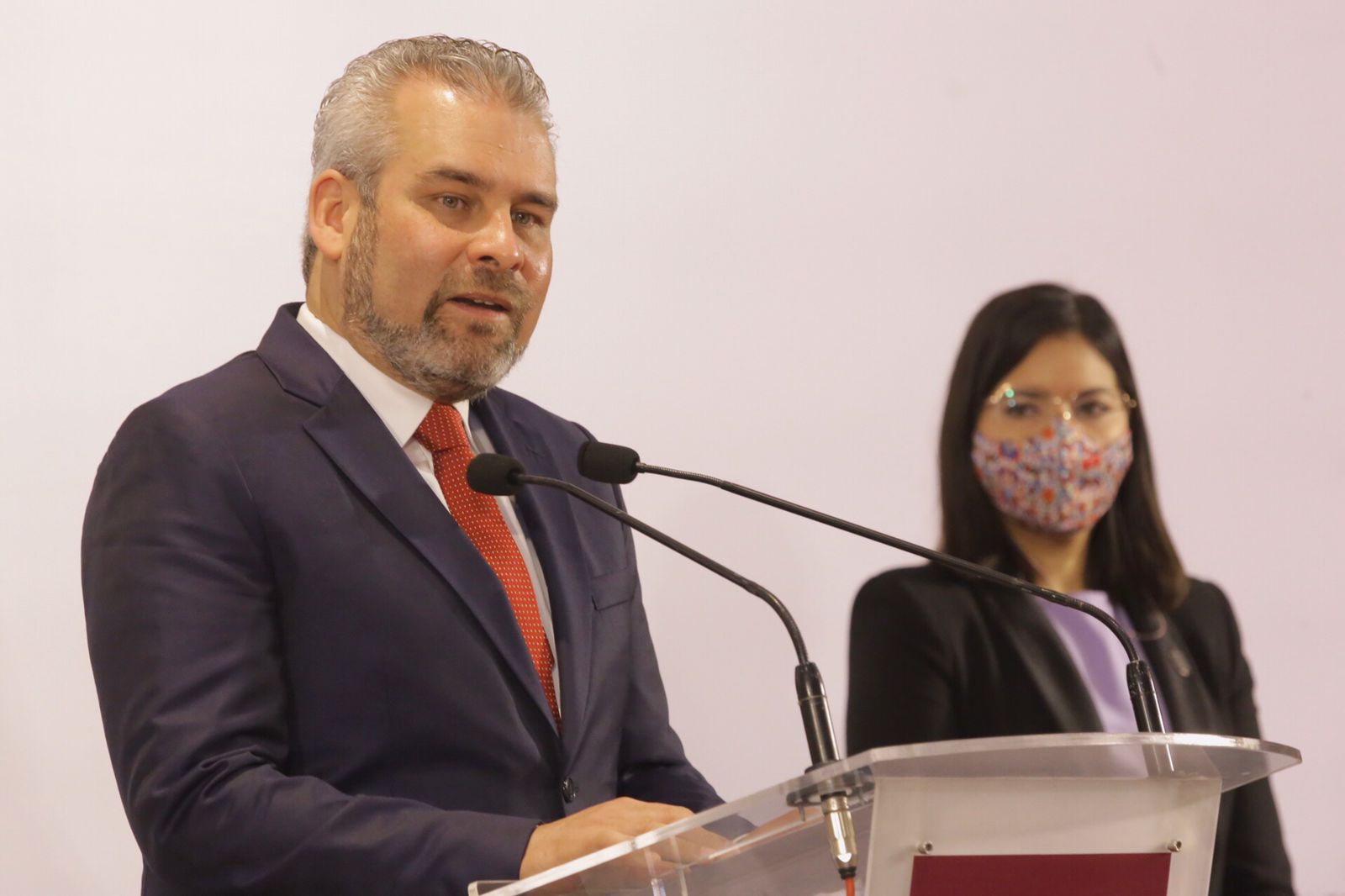 Propone Bedolla crear pensión para familias de niñas y niños con cáncer.