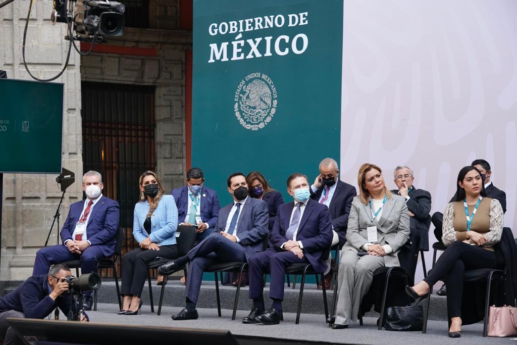 Asiste Bedolla al informe de actividades de Zoé Robledo, director del IMSS.
