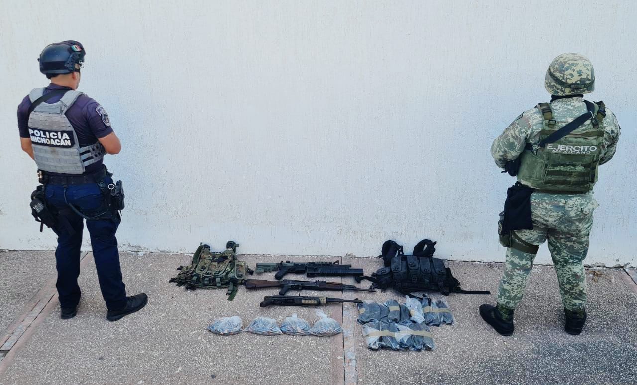 SSP y Sedena aseguran en Tepalcatepec 3 armas de fuego, un aditamento lanzagranadas y 400 cartuchos útiles.